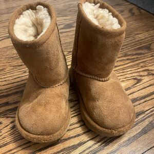 UGG Kids Boots in Chestnut Brown